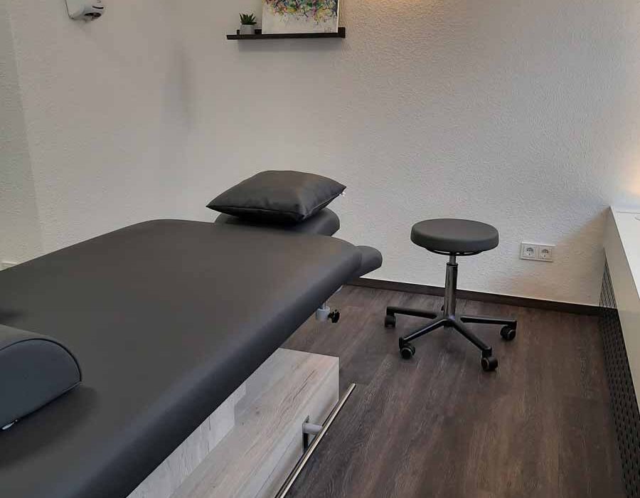 Behandlungszimmer Physio Hennef mit Raumdeko